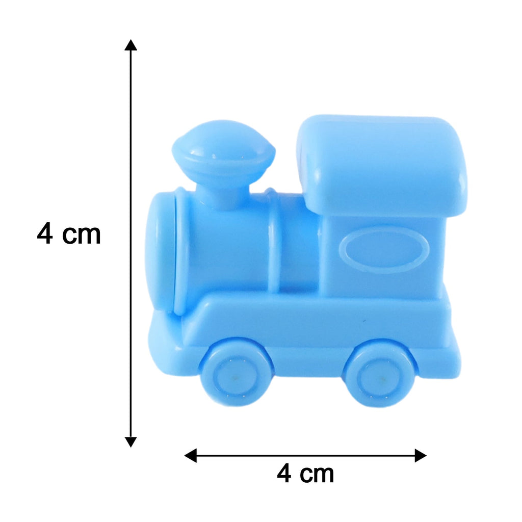 A light blue plastic train-shaped pencil sharpener with dimensions of 4 cm by 4 cm indicated by black arrows.